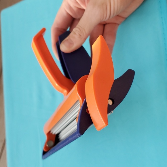 Fiskars paper crimper/pleater/accordion folder - Picture 3 of 3